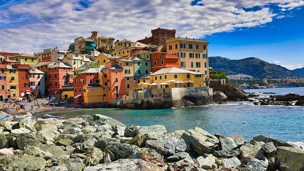 le case dipinte bagnate dalle onde del mare: la storia del borgo diventato il quartiere più fotografato della città