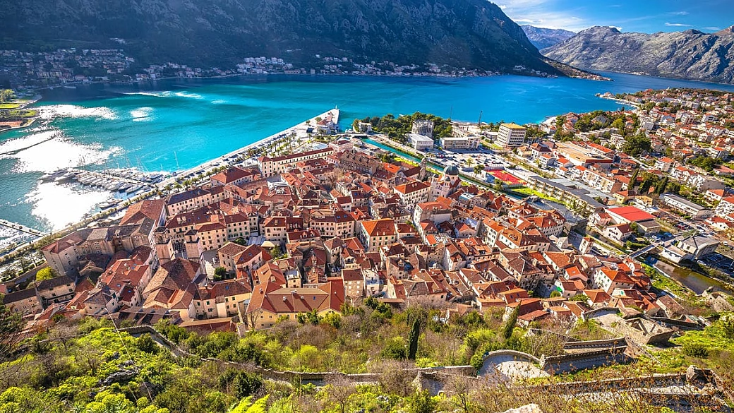 non siamo tra i fiordi norvegesi, ma l'aspetto è quello: la terza città più grande del paese è la vera sorpresa dell'adriatico