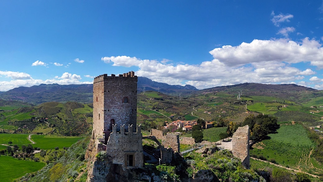 alla scoperta di un gioiello nascosto tra le colline siciliane: un viaggio nel cuore della tradizione e della bellezza