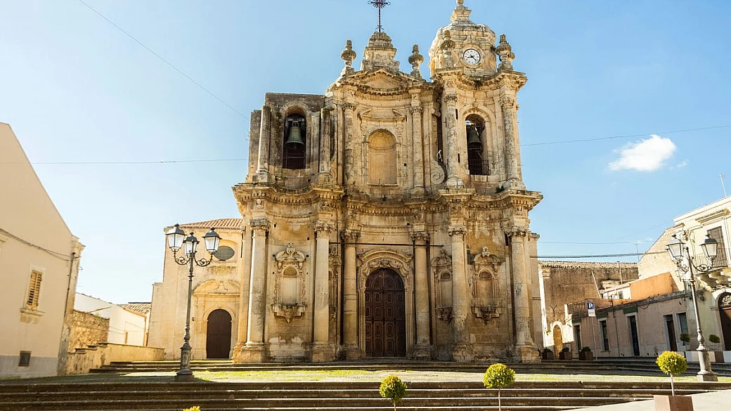 un viaggio nel cuore della sicilia per scoprire il fascino di un borgo autentico tra ulivi e storia millenaria