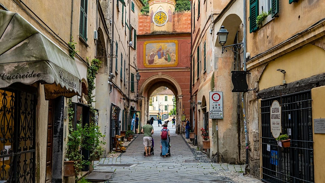 liguria, il borgo che va oltre la spiaggia è la meta dei castelli che si illumina di storia per l'estate 2026