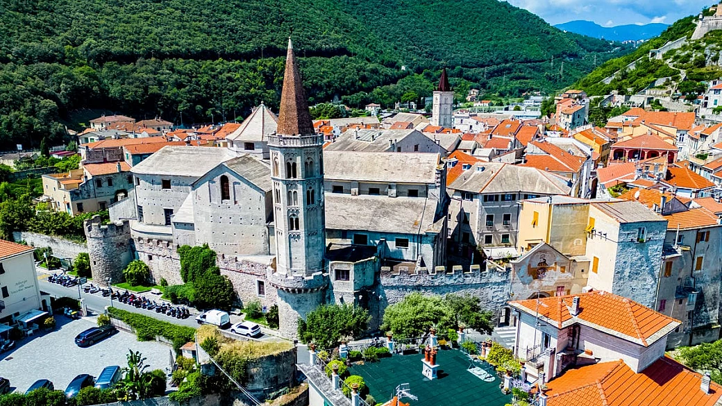 di ceci e di panorami: la capitale mondiale dell'outdoor è un borgo italiano vista mare con 4000 modi diversi per viverlo al meglio