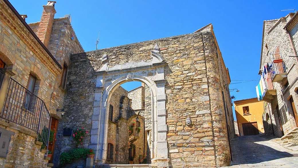 in basilicata c'è il borgo delle case di pietra: a novembre ti aspetta con la sua bellezza d'altri tempi