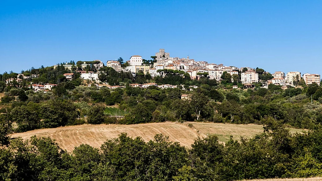 un viaggio incantato nel cuore della toscana: esploriamo il borgo murato tra le colline della maremma