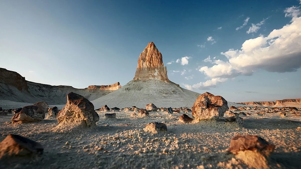 diario del mese maggio 2024: intervista a martina, la viaggiatrice che ha scelto di visitare il selvaggio ovest del mangystau in kazakistan