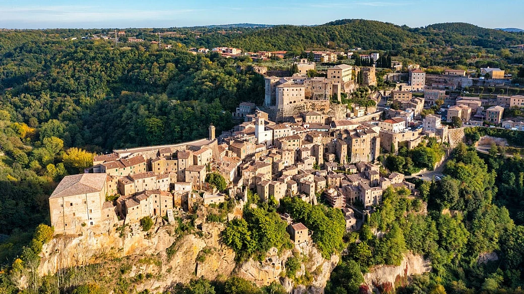 immerso tra le colline della maremma c'è la piccola gerusalemme d'italia, un borgo da scoprire all'insegna del dialogo