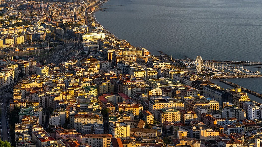 anche la campania ha la sua città modello: qui troverai castelli antichi, ceramiche e... luci di stagione