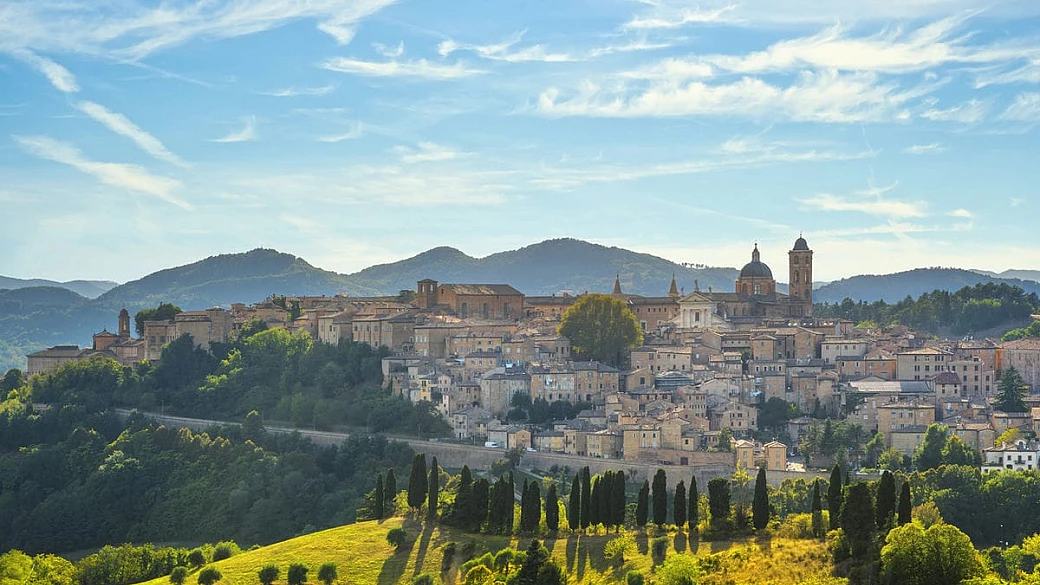 la città natale di raffaello è l'altra capitale del rinascimento, tra vicoli ocra e incredibili scorci sulle colline delle marche