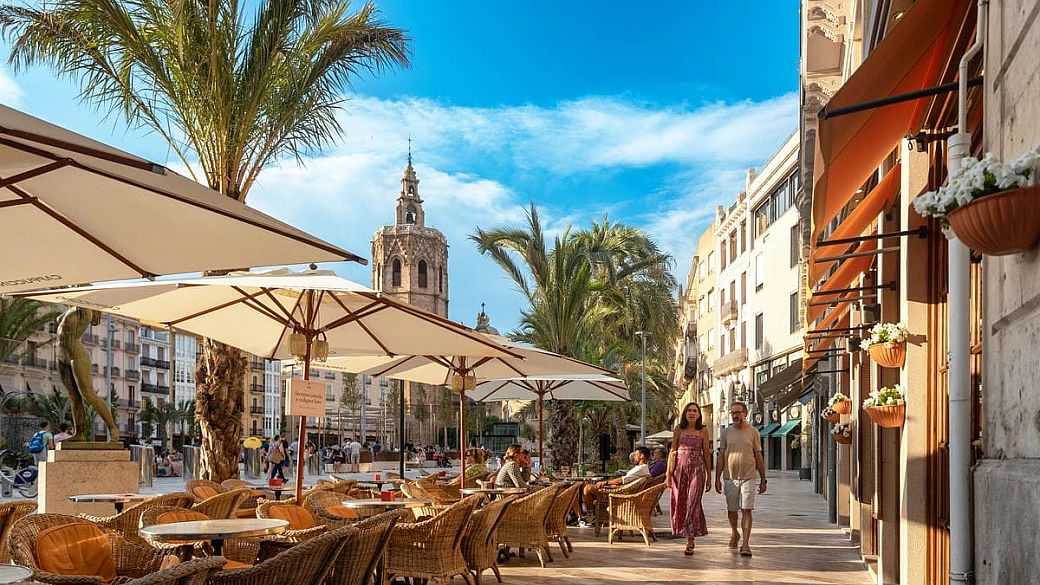 una città piena di energia, tra mare e reliquie antichissime: il luna park della spagna è pronta a stupirti con un mix di vecchio e nuovo