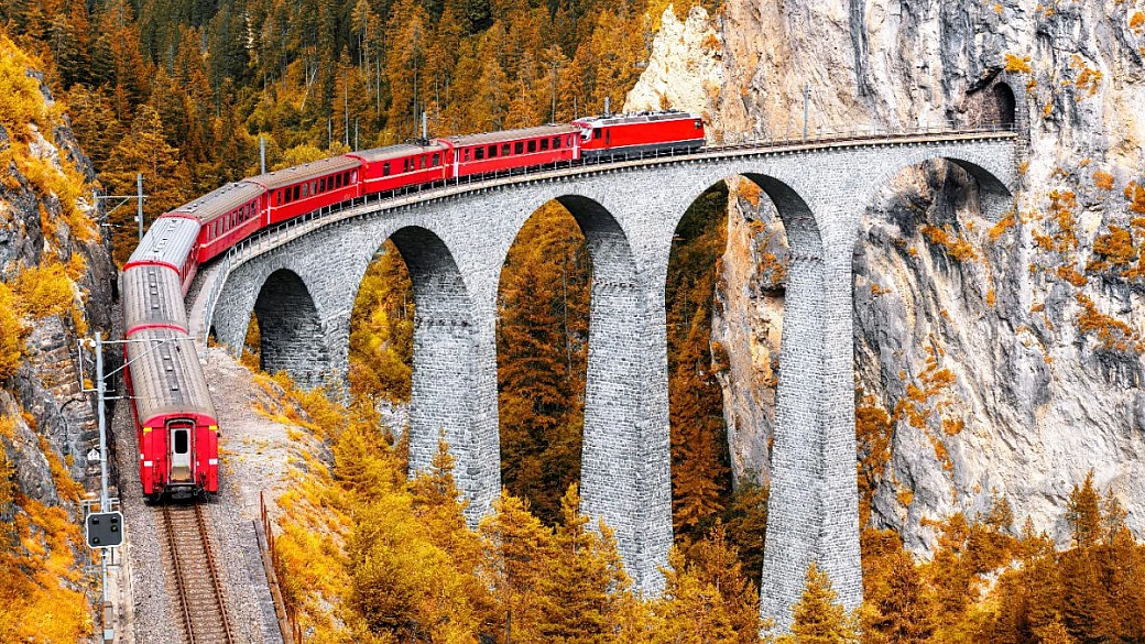 in treno verso le meraviglie dell'autunno: questi 5 percorsi in carrozza ti faranno riscoprire il piacere del viaggio ancor prima della destinazione