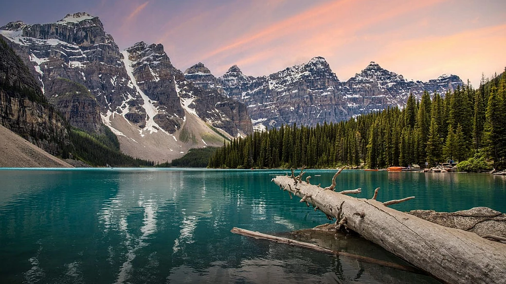 È il paese più verde al mondo, e tra le sue montagne rocciose angoli di azzurro dipingono un paesaggio tutto da... camminare