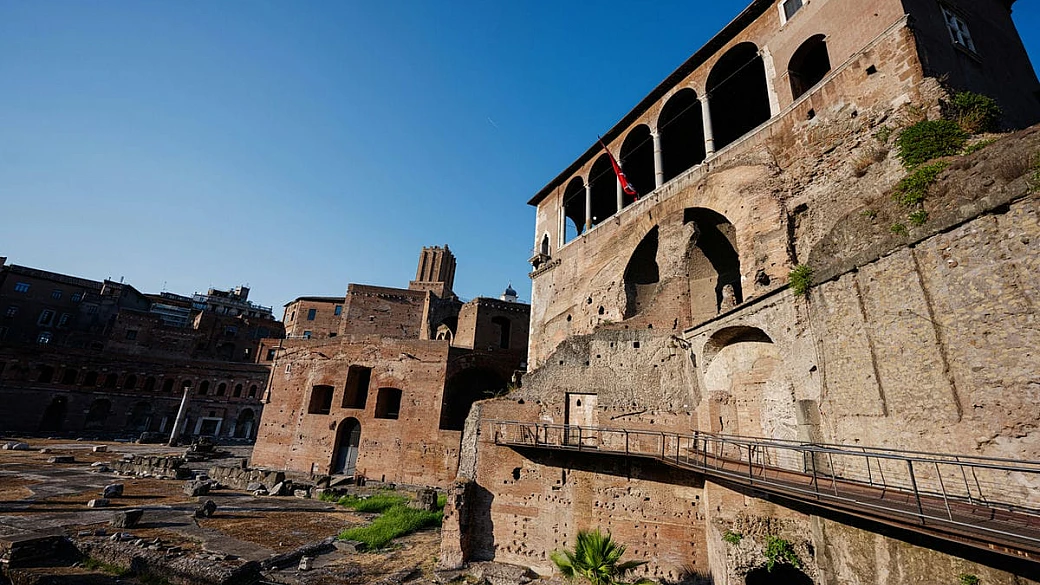 dai cavalieri di rodi al marchese del grillo, la casa più famosa di roma è la straordinaria terrazza panoramica sui fori