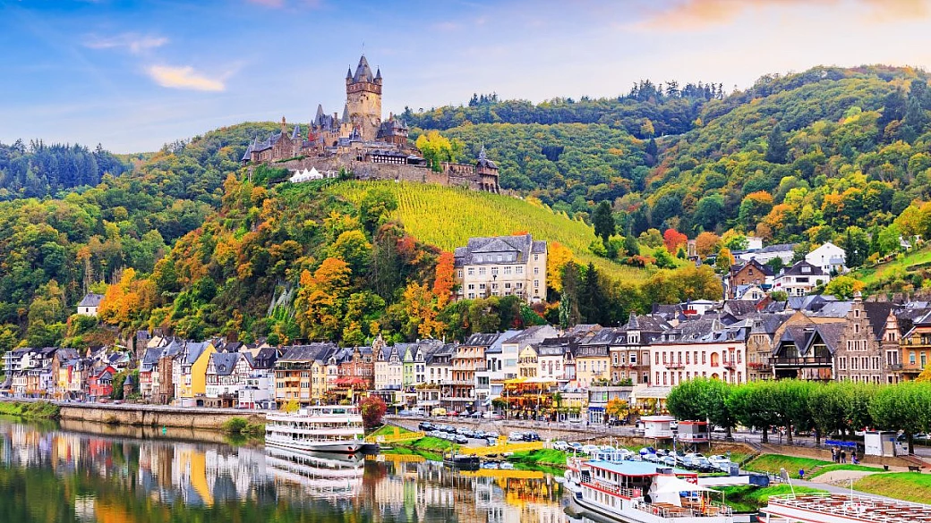 case di legno, torri di pietra e... manici di scopa: il borgo più fiabesco d'europa è la meraviglia bagnata dal fiume