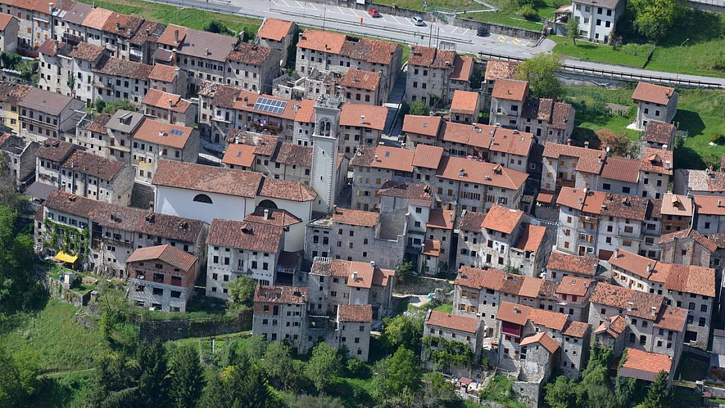 60 anni dopo: viaggio nel borgo della tragedia, dove panorami e case in pietra raccontano il peggior disastro italiano
