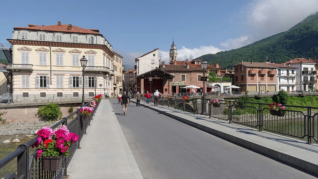 tra il piemonte e la liguria c'è un borgo immerso in una valle verde smeraldo, tra storia perfettamente conservata e cultura