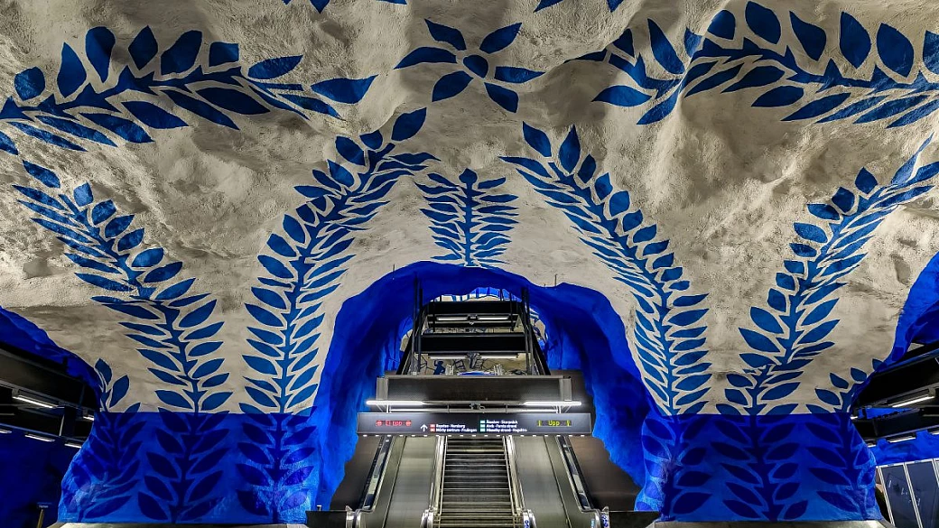 È la metropolitana più bella al mondo: le sue stazioni sembrano delle vere opere d'arte