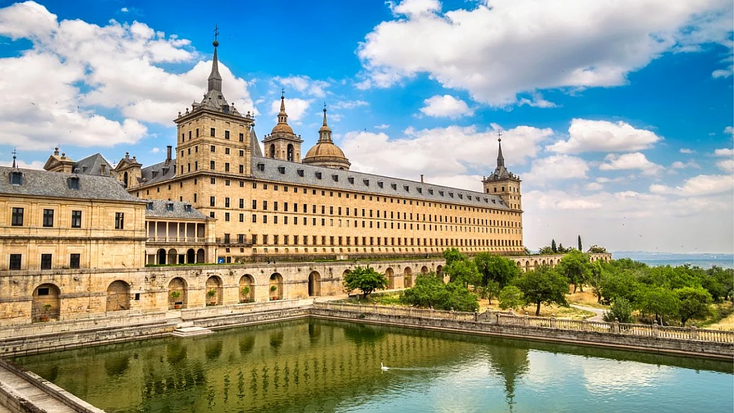 alle porte di madrid c'è il monastero più grande d'europa: ha più di 4000 stanze (e 8000 finestre)