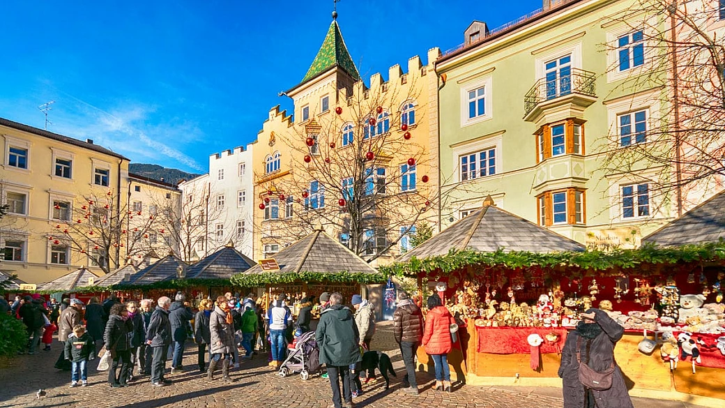 se non vedete l'ora che sia natale, a novembre dovreste decisamente visitare questa splendida (e coloratissima) città italiana