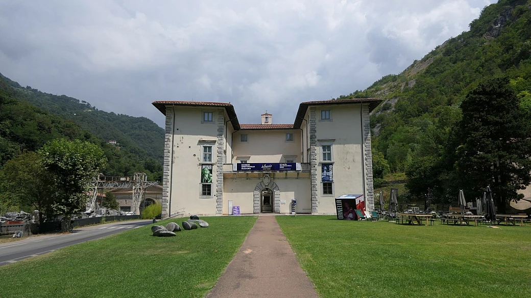 la meraviglia fiorentina nel cuore della versilia: il palazzo mediceo di seravezza è la villa più elegante nella 'terra del marmo'