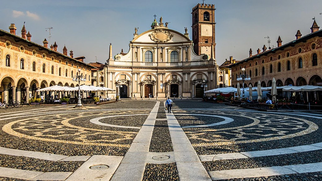 ha il castello sforzesco, ma non è milano. la capitale mondiale delle scarpe è la vera città industriale da scoprire in lombardia