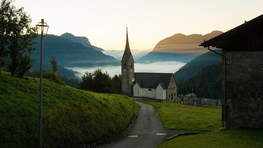 immerso tra le alpi friulane c'è uno dei borghi più gustosi d'italia, dove mangiare con vista su un lago mozzafiato