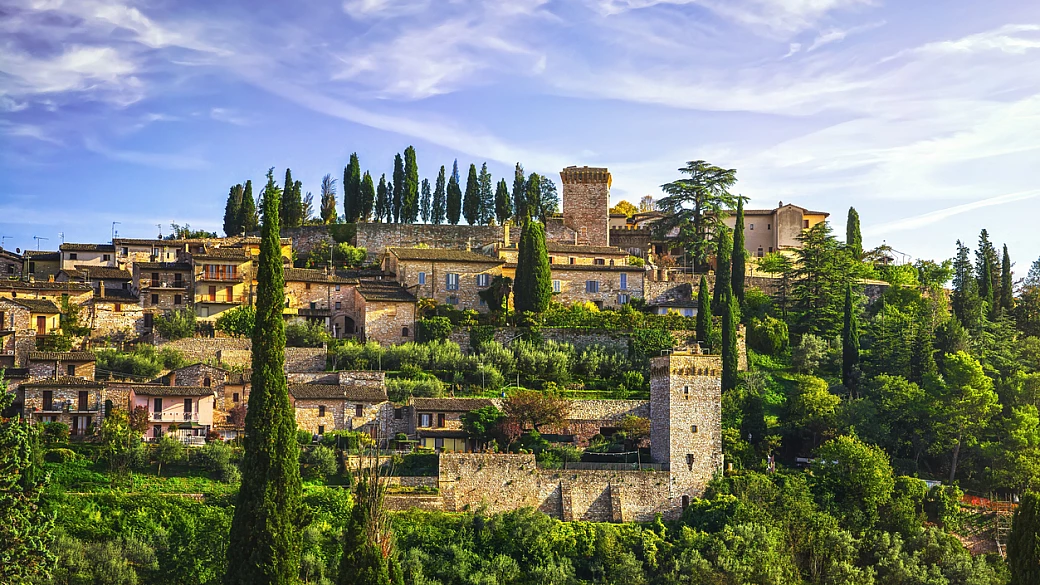 È il borgo fiorito più bello dell'umbria, ma il suo lato divino è in perfetto abbinamento con l'autunno