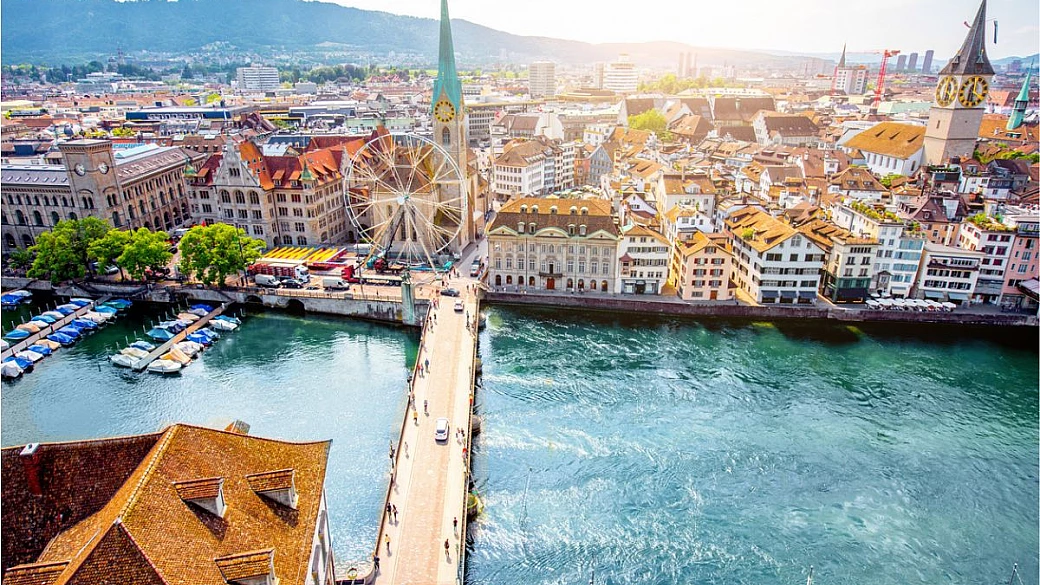 a zurigo c'è un quartiere dove non sembra neanche di stare in svizzera: qui non trovi banche, ma teatri e street art