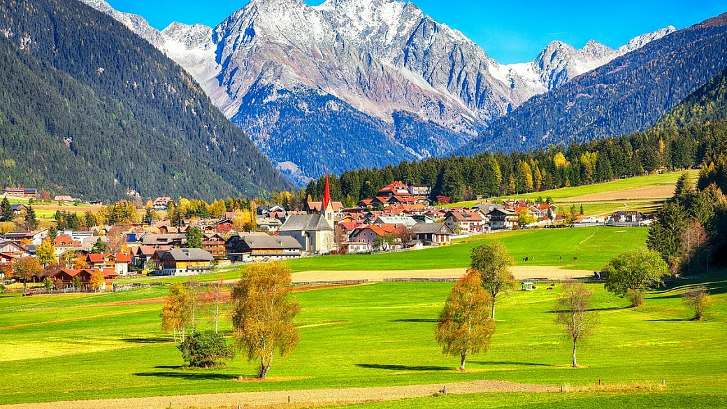 i paesaggi da sogno dell'alto adige: nella valle dei laghi c'è spazio per un borgo incantato dove case e montagne si riflettono nell'azzurro