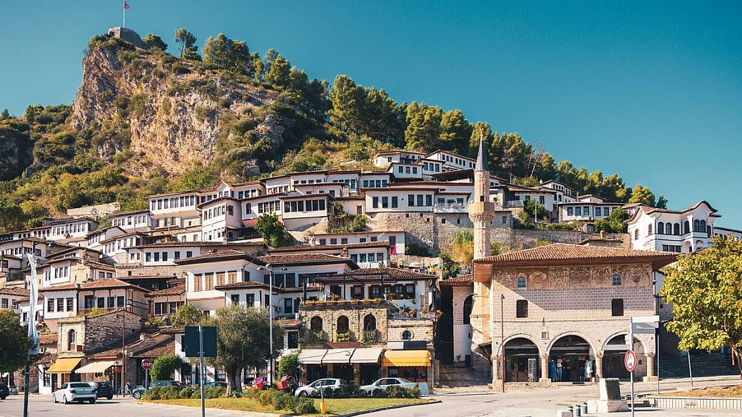 È la città delle 1000 finestre in albania: un patrimonio dell'umanità che in pochi conoscono
