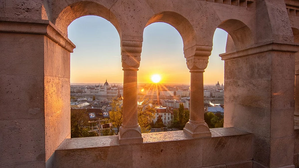 ponti e catene, ma senza barriere: la città che si specchia sul danubio è una meta che non mette in difficoltà i diversamente abili