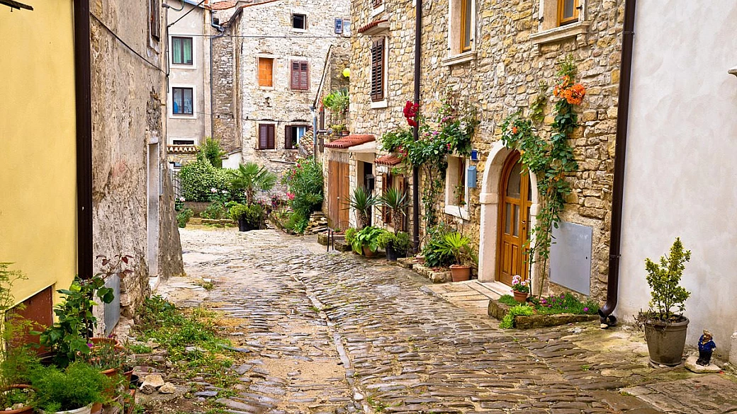 la piccola montepulciano dell'istria è un borgo circondato da fiumi e vigneti dove l'autunno ha 1000 colori diversi