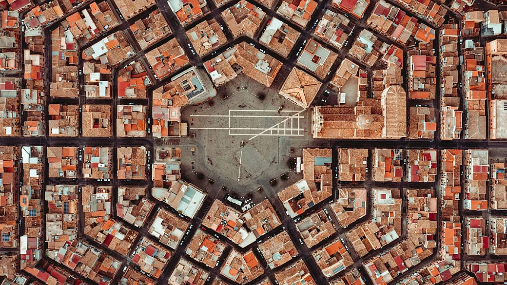 È la città geometrica che ha fatto il giro del web: le sue architetture perfette sembrano fatte con l'intelligenza artificiale