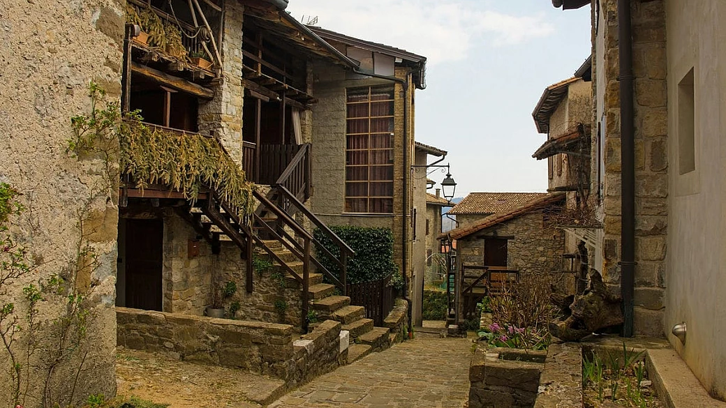il borgo in pietra del friuli che sembra essere rimasto bloccato nel tempo