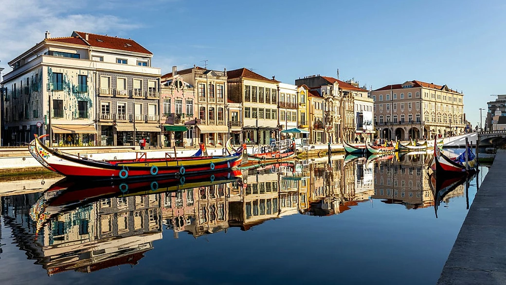 ceramiche color oceano e oceani di bellezza: il paese più occidentale d'europa è la meta sorprendente di un viaggio in famiglia