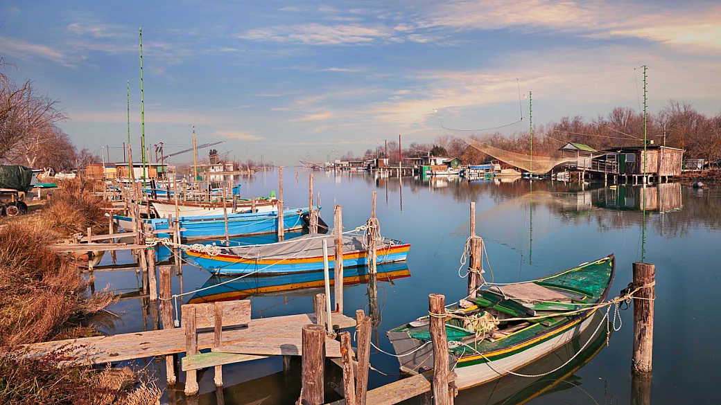 tra castelli e ombrelloni, quest'angolo (internazionale) d'italia è un crogiolo di sorprese dove il fuori stagione è all'insegna dell'autenticità