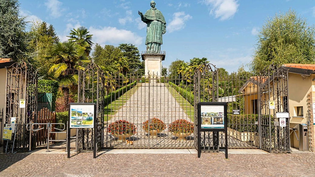 sulle sponde del lago maggiore puoi ammirare una delle più grandi statue al mondo: è alta ben 35 metri
