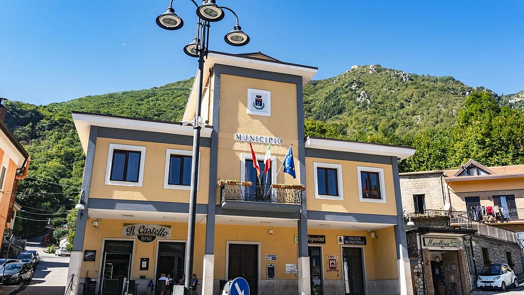 È il posto giusto per gli amanti degli scacchi: a oltre 800 metri d'altezza tra le vette della campania c'è un borgo davvero... giocoso!