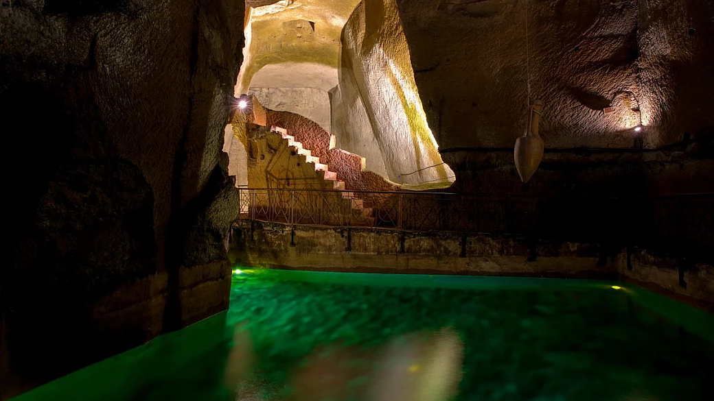 nel cuore di napoli c'è un museo che racconta il lato più originale della città, e il suo ascensore è qualcosa di unico in italia