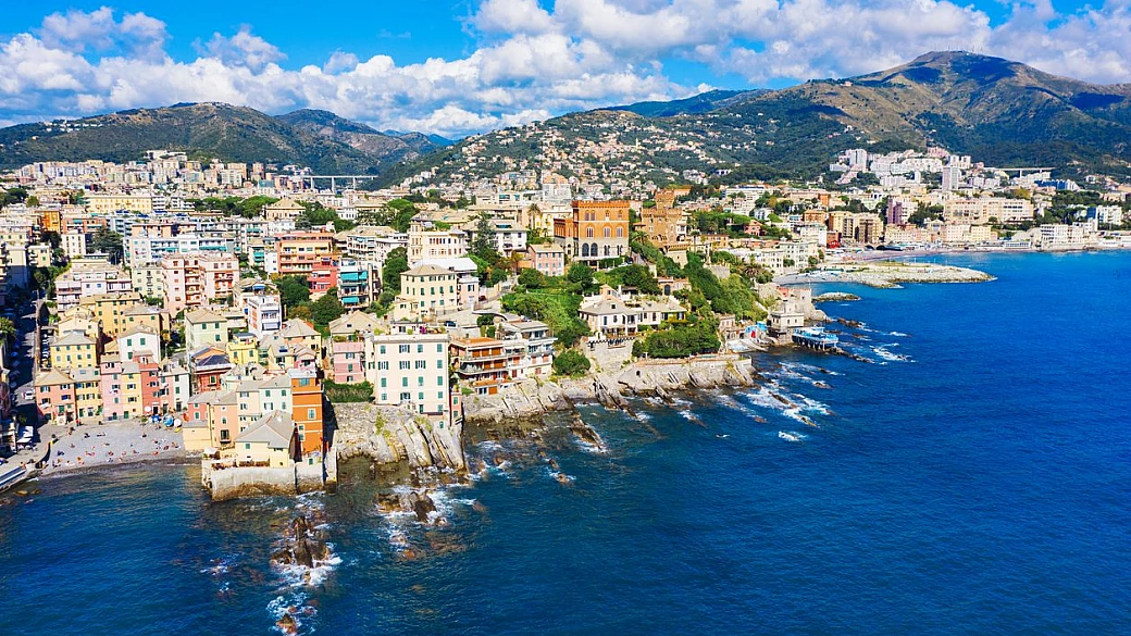 boccadasse: l’antico quartiere della città che assomiglia ad un antico borgo di pescatori sul mare ed è uno dei posti più colorati e surreali d’italia