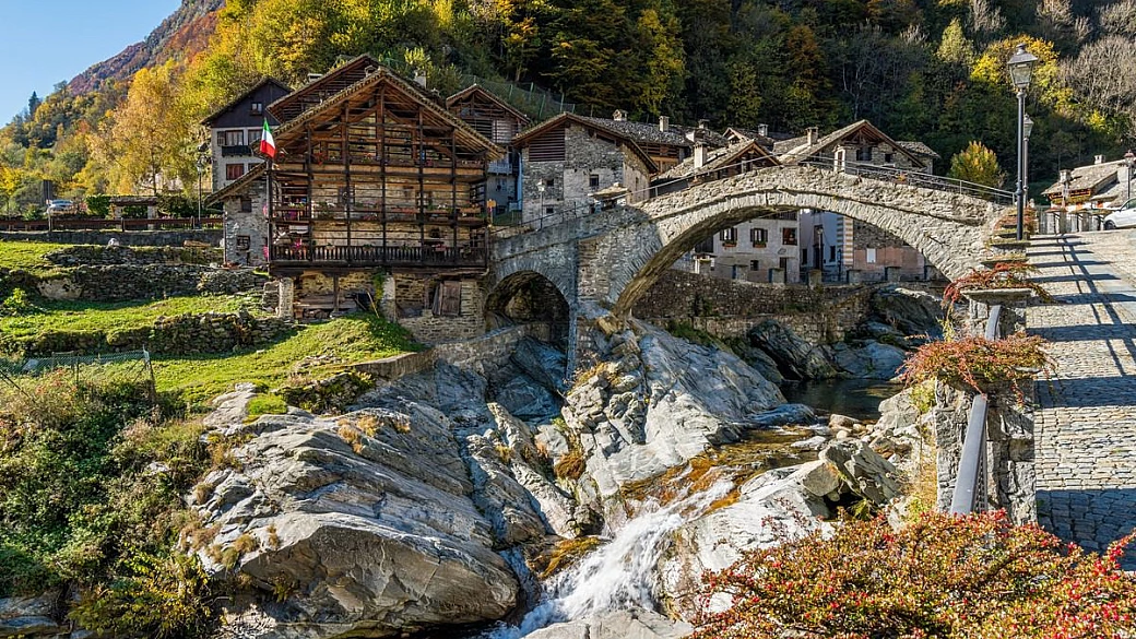 sapori di grappa e di mirtillo: tra le montagne del piemonte c'è un borgo gioiello che ti farà scoprire il piacere di stare ad alta quota