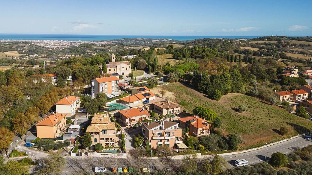 un natale a lume di candela: vicino a pesaro c'è il borgo che si illumina per le feste