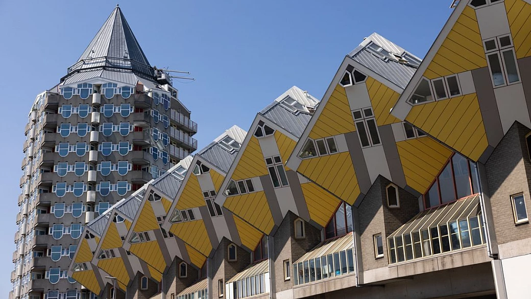 case che danzano, palazzi al contrario e muri d'acciaio: ecco gli 8 luoghi più insoliti d'europa che fanno invidia a un film di fantascienza