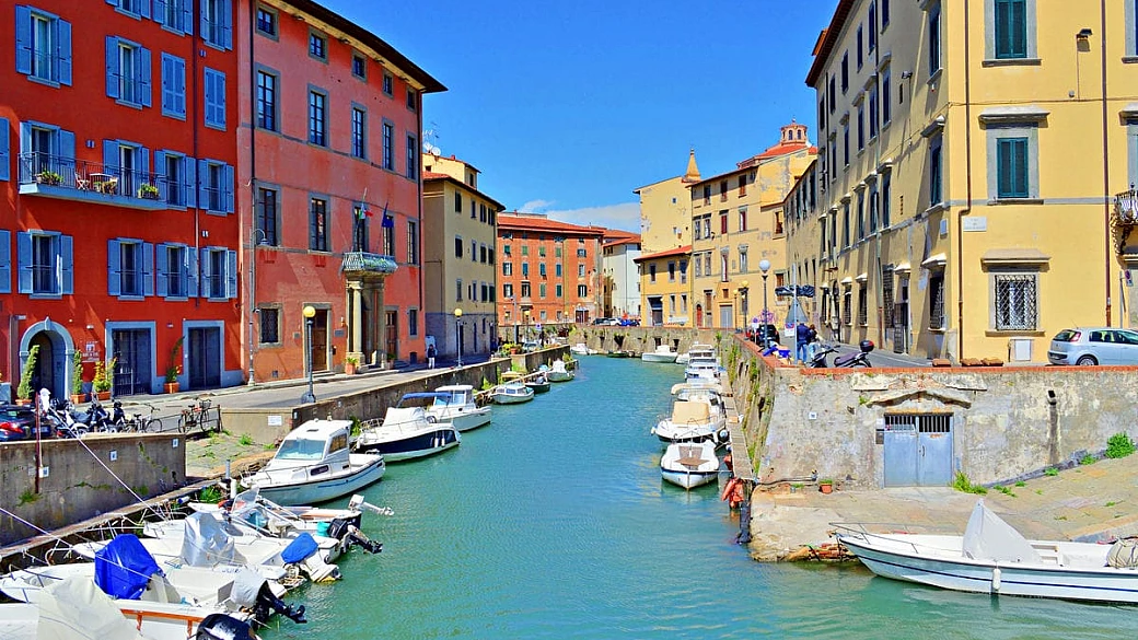 una piccola venezia, ma affacciata sul mar tirreno: tra terrazze e mercati d'autore, questa città è la piacevole scoperta della toscana
