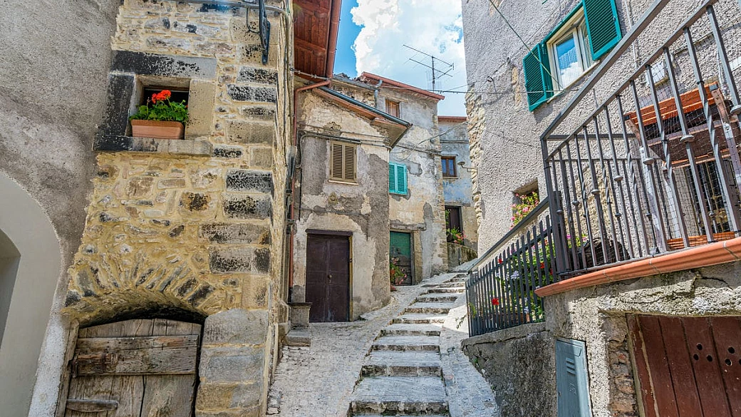 nella provincia incontaminata del lazio c'è il borgo più piccolo della regione: ha soli 63 abitanti ed è davvero incantevole!