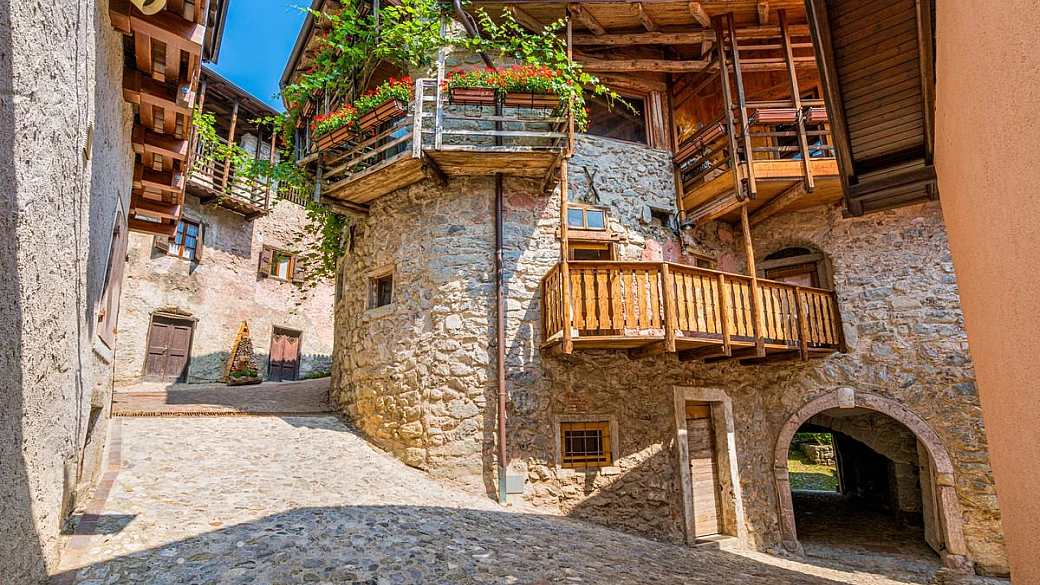 il rilassante silenzio del borgo natalizio più bello del trentino: qui la magia delle feste si vive tra antiche case in pietra e balconi di legno