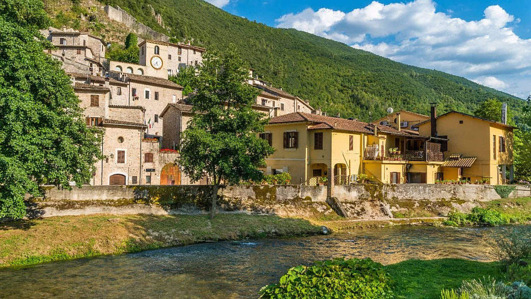 una fiaba al sapore della natura: si trova in umbria uno dei nuovi borghi più belli d'italia, ed ecco perché te ne innamorerai