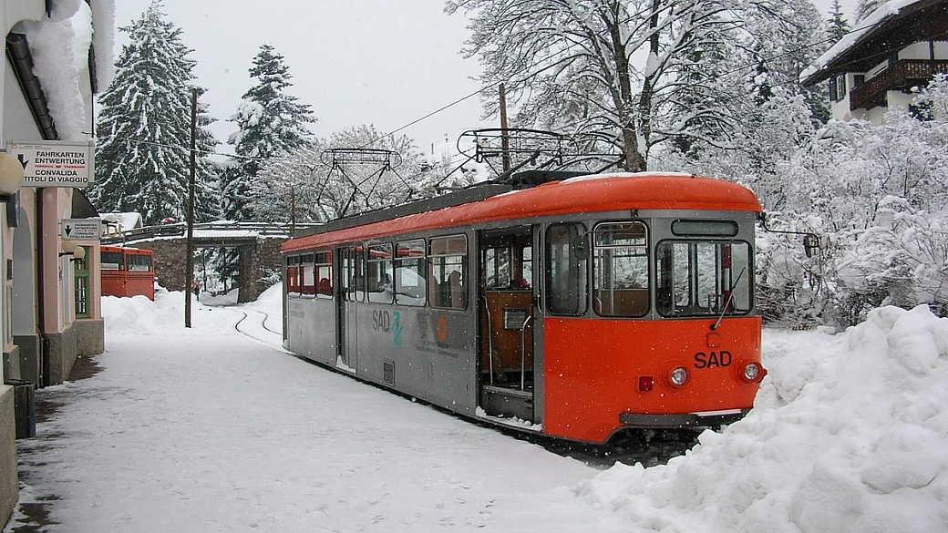 anche l'italia ha il suo trenino rosso, ed è il modo migliore per scoprire una delle zone di montagna più belle di tutte le alpi
