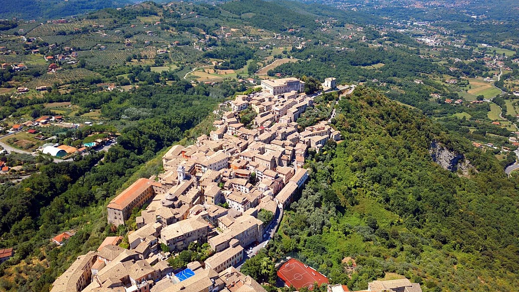 È più antico di roma, ma è proprio da qui che viene la sua figura più celebre: da 3000 anni tutti vogliono scoprire il 'borgo del cavaliere'