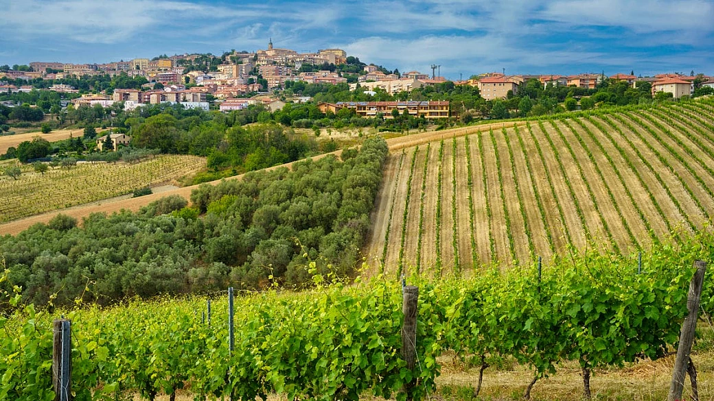 nelle marche c'è un borgo che devi scoprire... sottoterra: la sua vera attrazione è riservata solo ai più curiosi