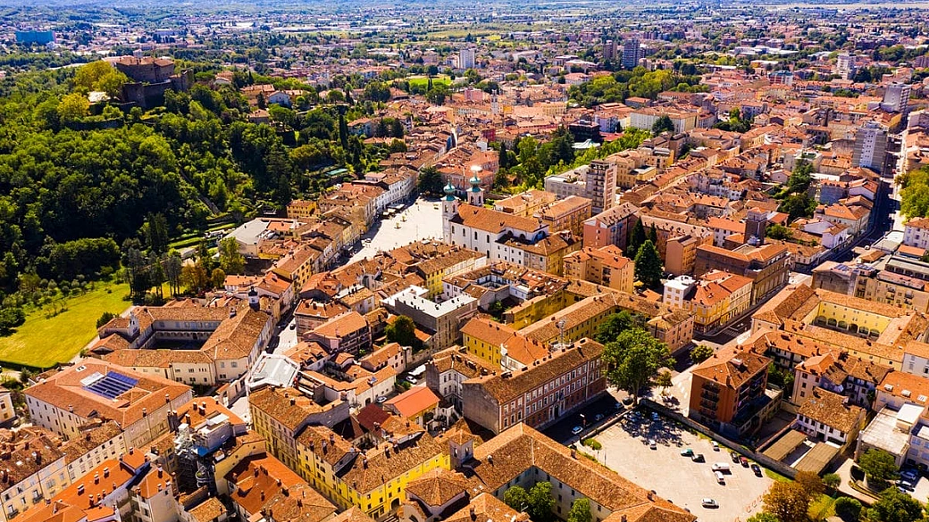 una città divisa in due da una linea invisibile: ecco come nel 2025 la capitale europea della cultura sarà (anche) italiana